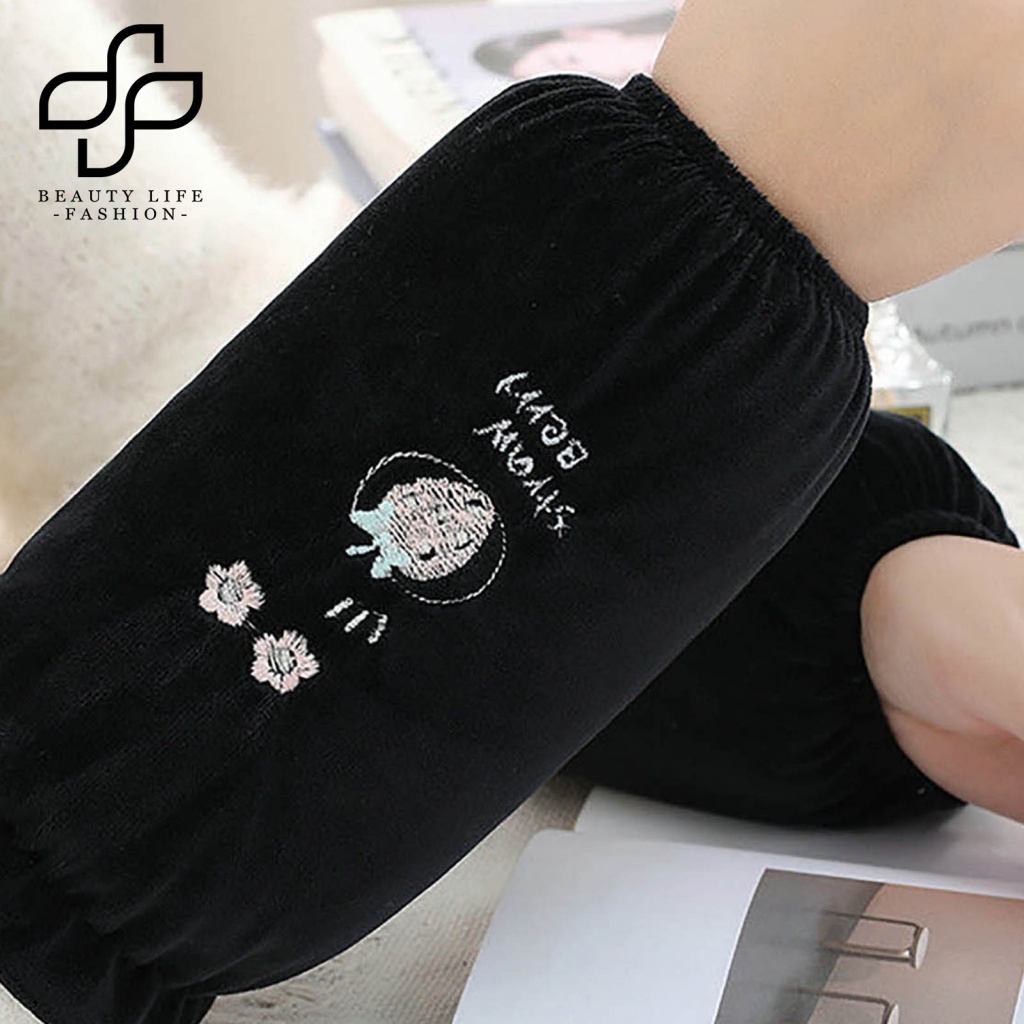 1 Cặp Găng Tay Bảo Vệ Chống Dầu Mỡ Chống Bẩn Thêu Hình Hoa / Dâu Tây Dành Cho Trẻ Em