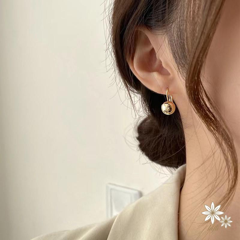 Khuyên Tai Kim Loại Đính Bóng Kim Loại Phong Cách Retro Cá Tính Sang Trọng