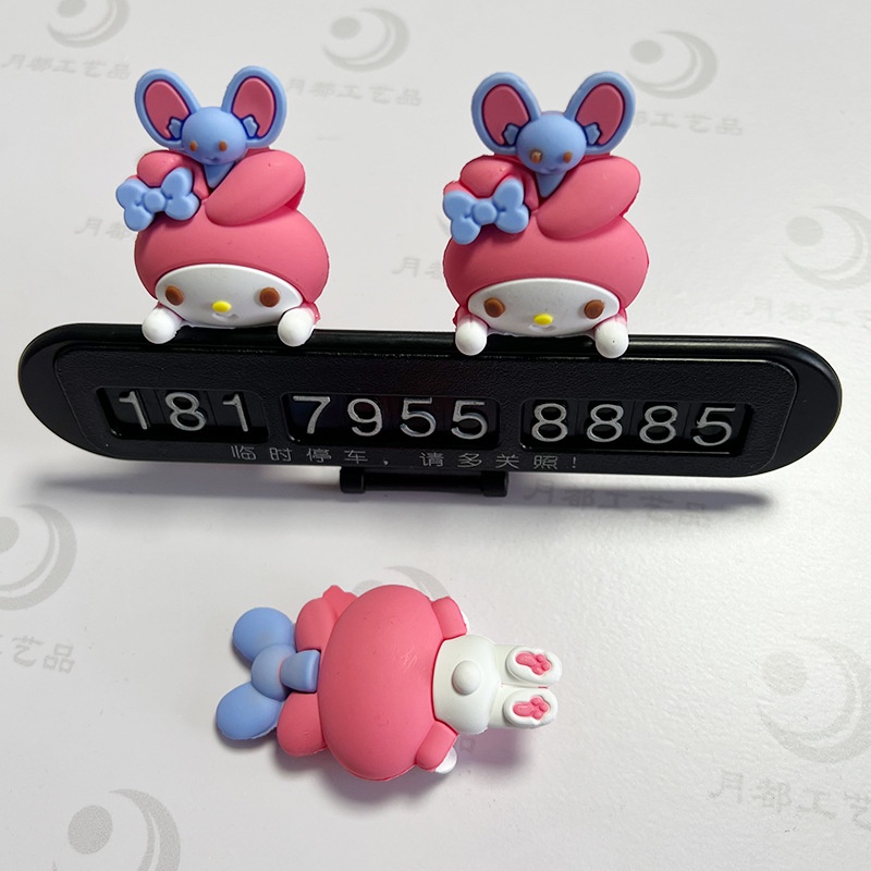 (SẴN HÀNG) - 2023 Hoạt hình Búp Bê Nhỏ Dễ Thương Trang Trí Biển Số Xe Hơi xe máy có kèm băng keo