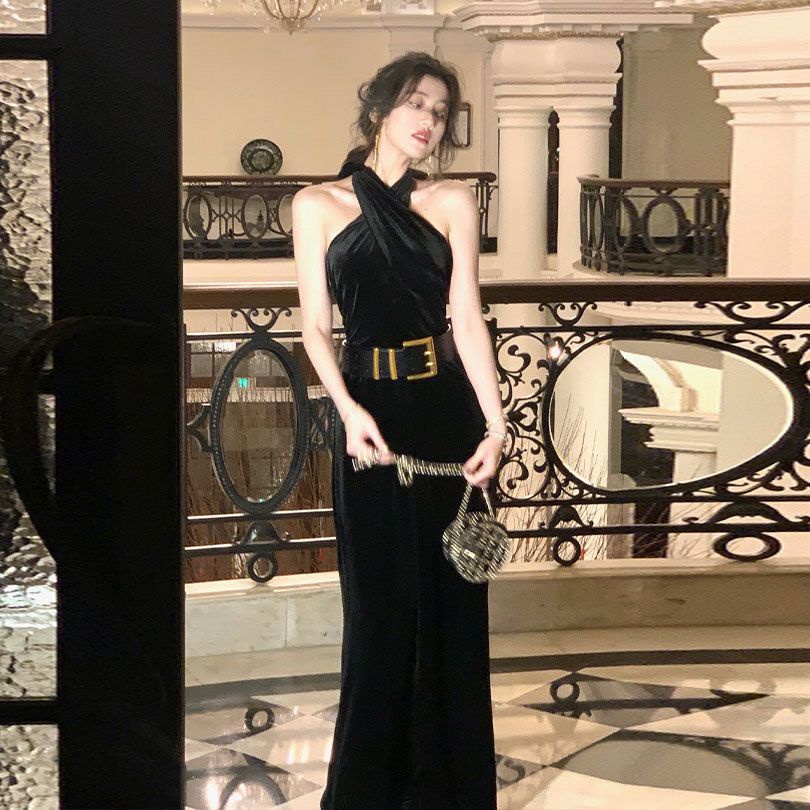 Bộ Áo Liền Quần Cổ Yếm Bằng Nhung Đen Phong Cách Pháp