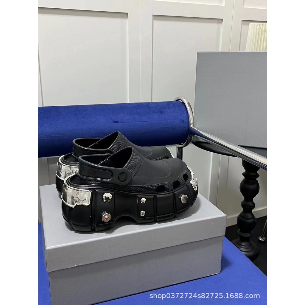 Dép Bít Mũi Đế Dày Tăng Chiều Cao Đính Đinh Tán Kim Loại