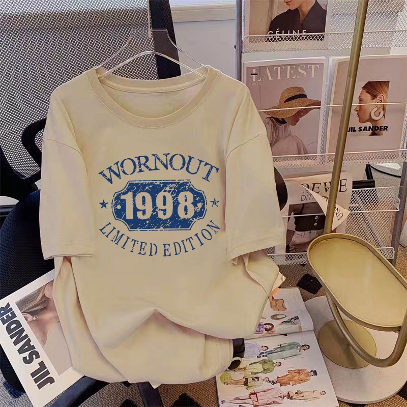 FASHMILY Áo Thun 100% Cotton Tay Ngắn Dáng Rộng In Chữ 1998 Phong Cách Hàn Quốc Thời Trang Mùa Hè Cho Nam Và Nữ