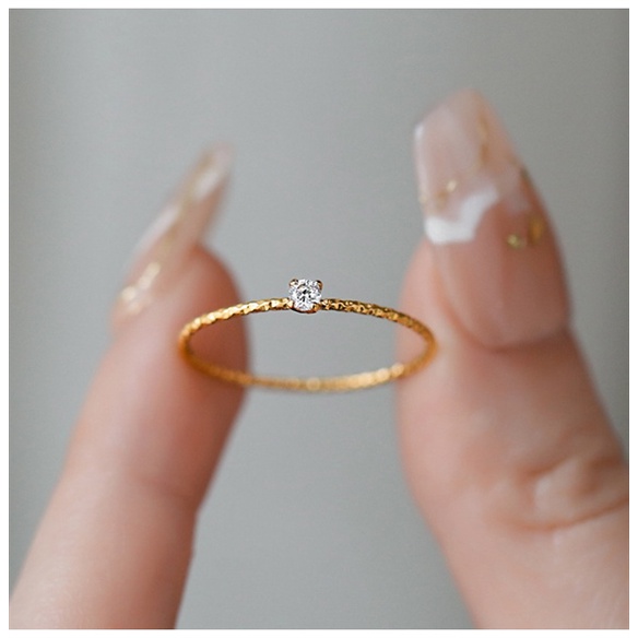 Nhẫn Nữ Mảnh Đá Nhỏ Lấp Lánh Titan Ko Đen TT4675