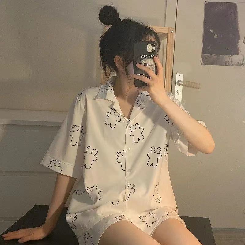Bộ Đồ Ngủ 2 Món Gồm Áo Cardigan Cài Nút + Quần Short In Họa Tiết Hoạt Hình Dễ Thương Cho Nữ