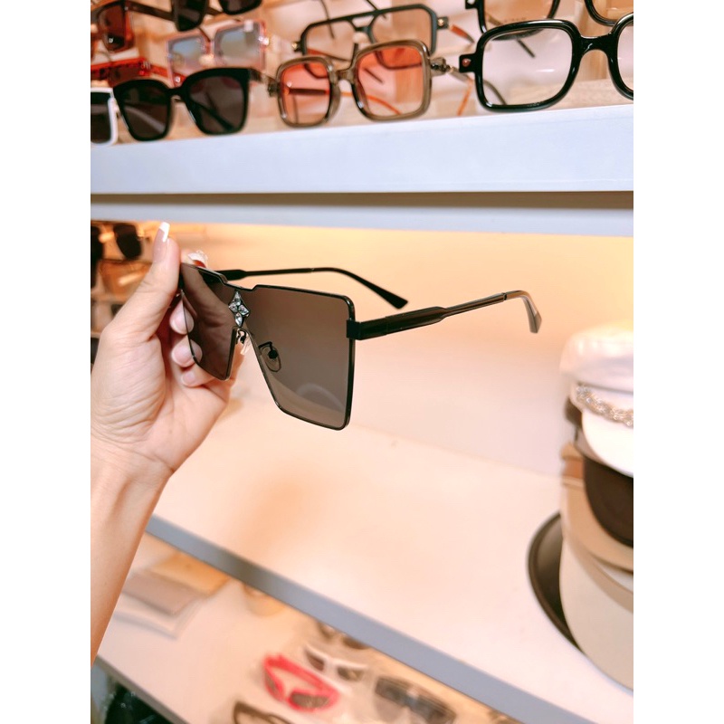 Kính Hiệu Vuông Unisex Đính Đá LV2023 Lệ Vi Ngôi Sao Hot