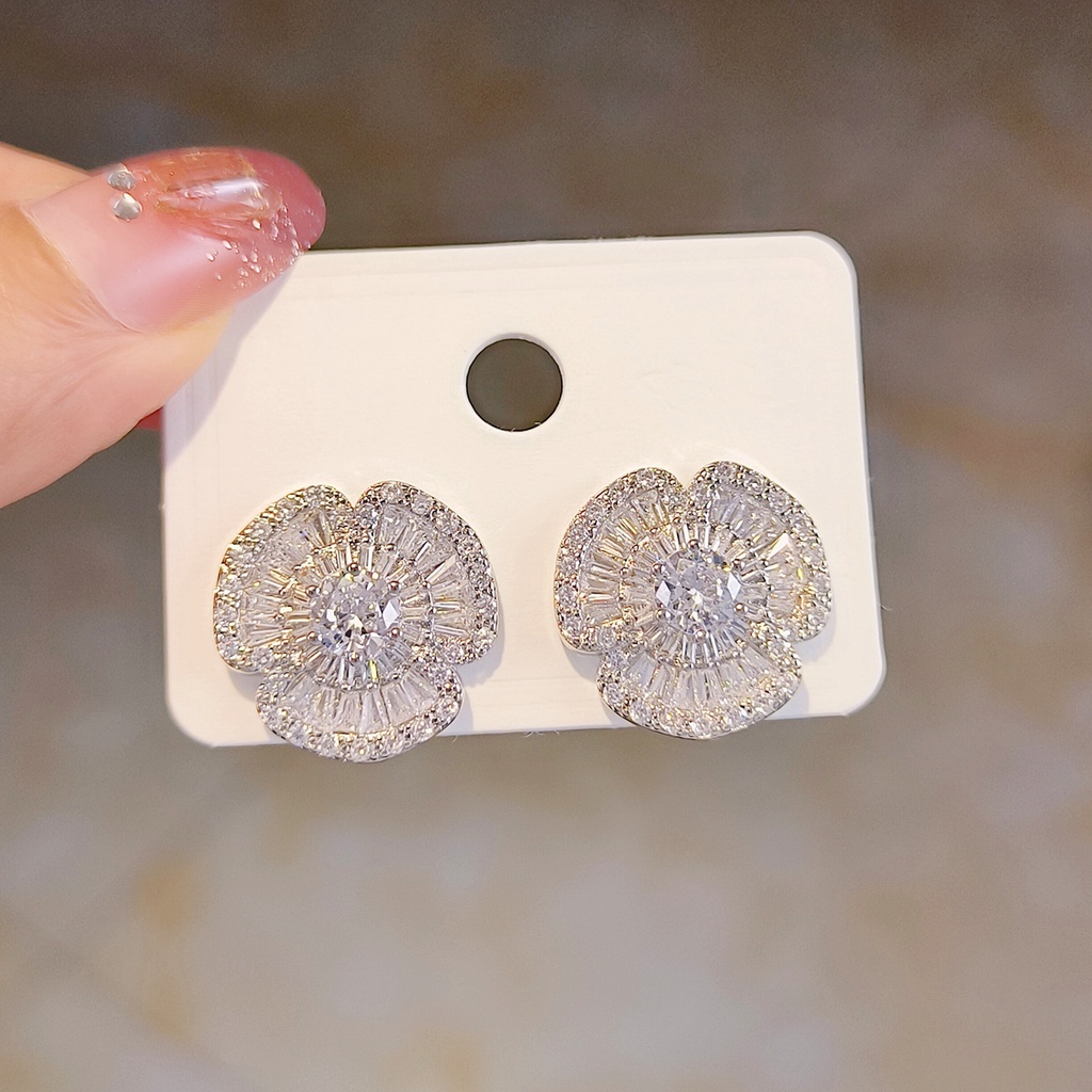 Khuyên Tai Hoa Trà Đính Đá Zircon Sang Trọng