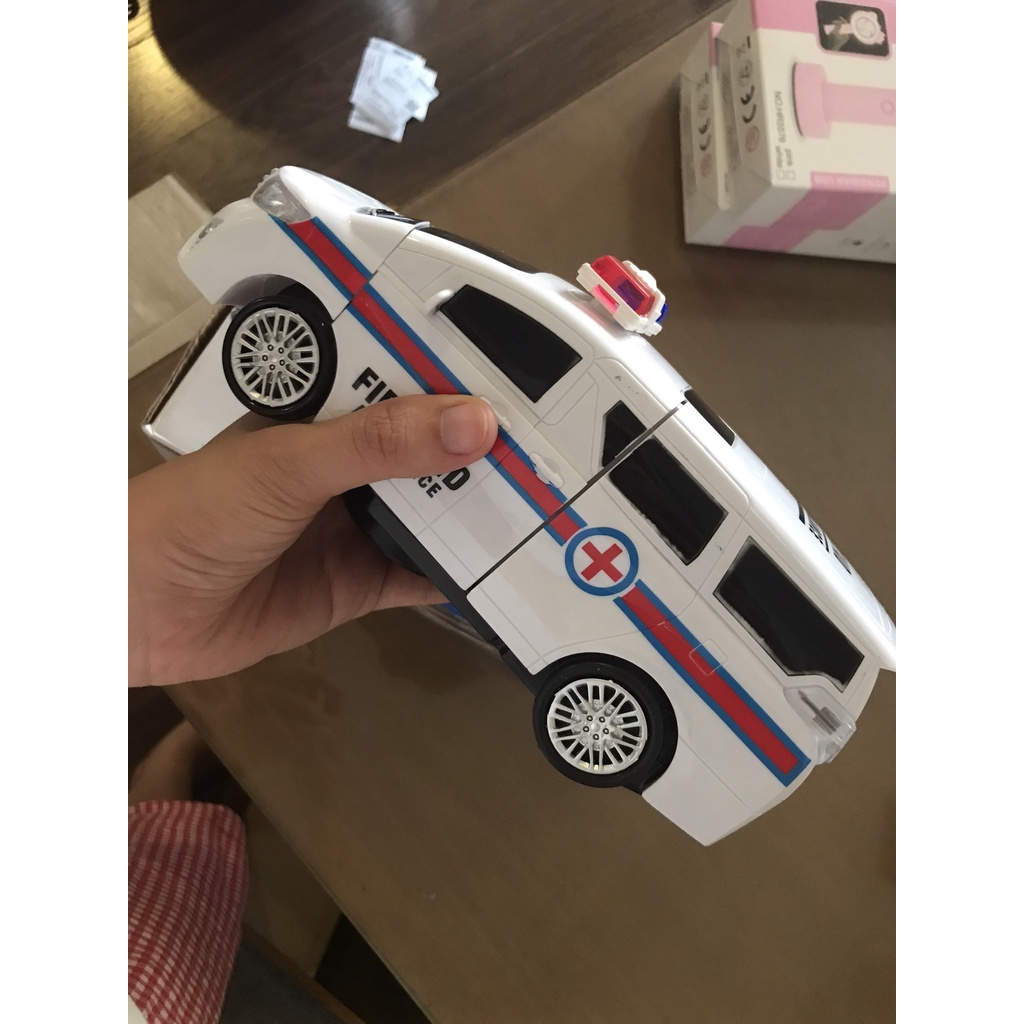 Đồ Chơi Xe Cứu Thương Biến Hình Robot có nhạc và đèn