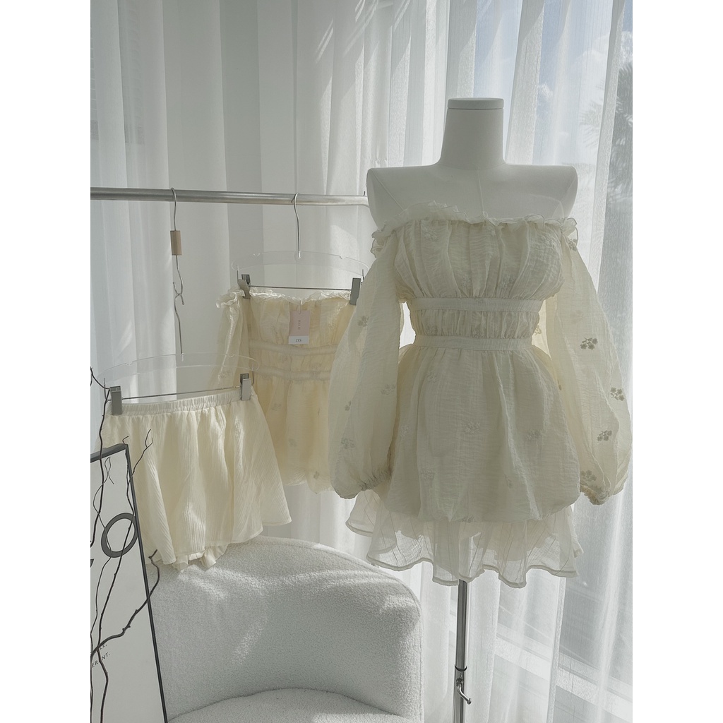 Set áo nude hoa nổi trễ vai + chân váy