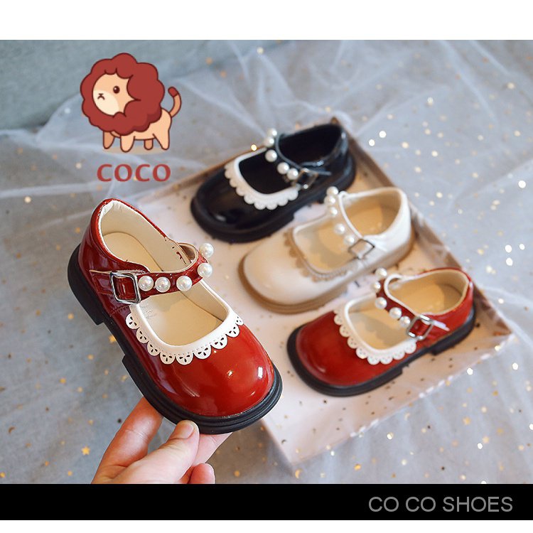 Trẻ em ren giày da nhỏ 2023 mùa xuân phong cách mới cô gái ngọc trai dễ thương giày đơn đế mềm velcro giày công chúa hợp thời trang