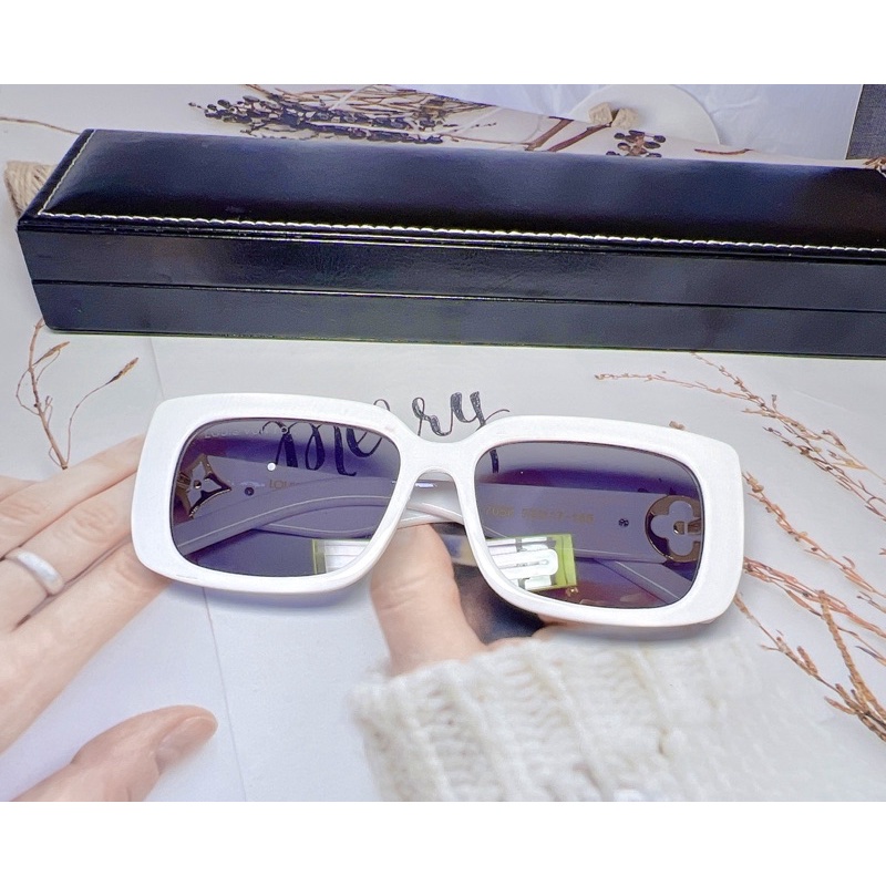 Kính Hiệu Vuông Nhỏ Ngôi Sao LV Màu Trắng unisex
