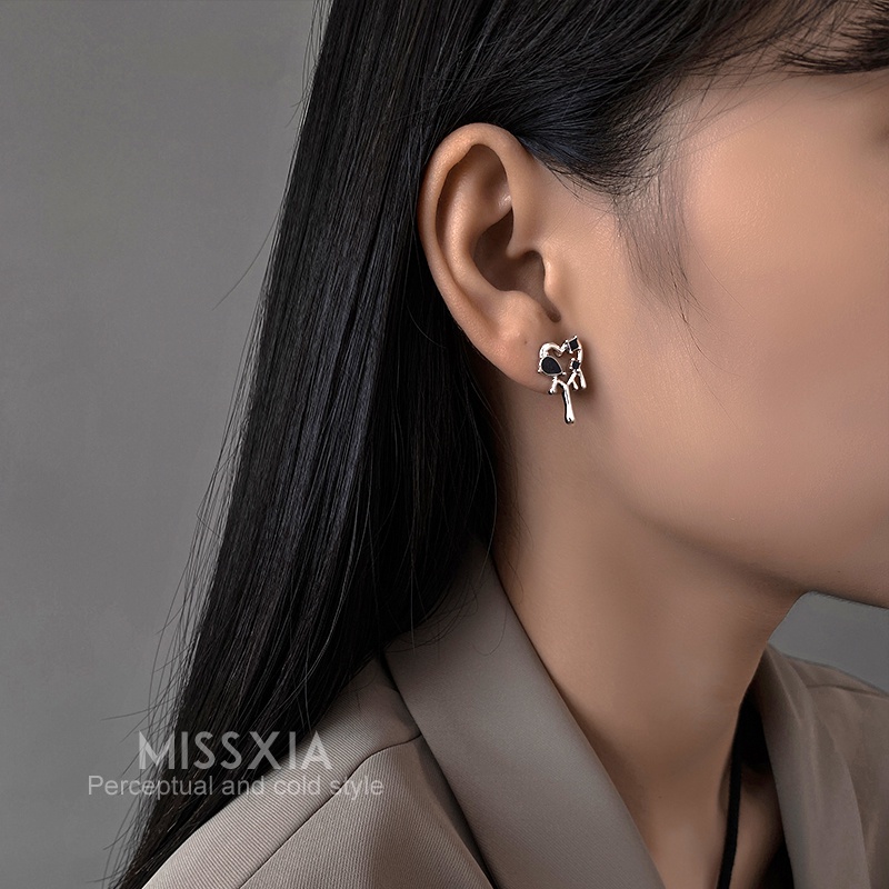 Khuyên Tai Hình Trái Tim Rỗng Phong Cách lava niche Đậm Sành Điệu Cá Tính Cho Nữ