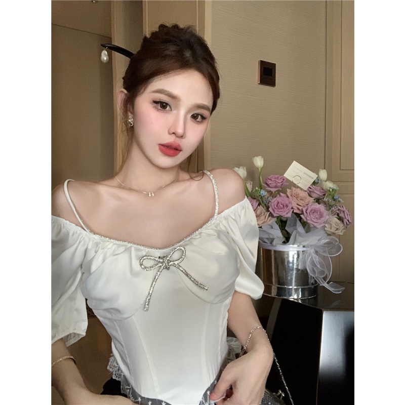 Áo Thun Cổ Phẳng Viền Ren Kiểu Cách Sang Trọng