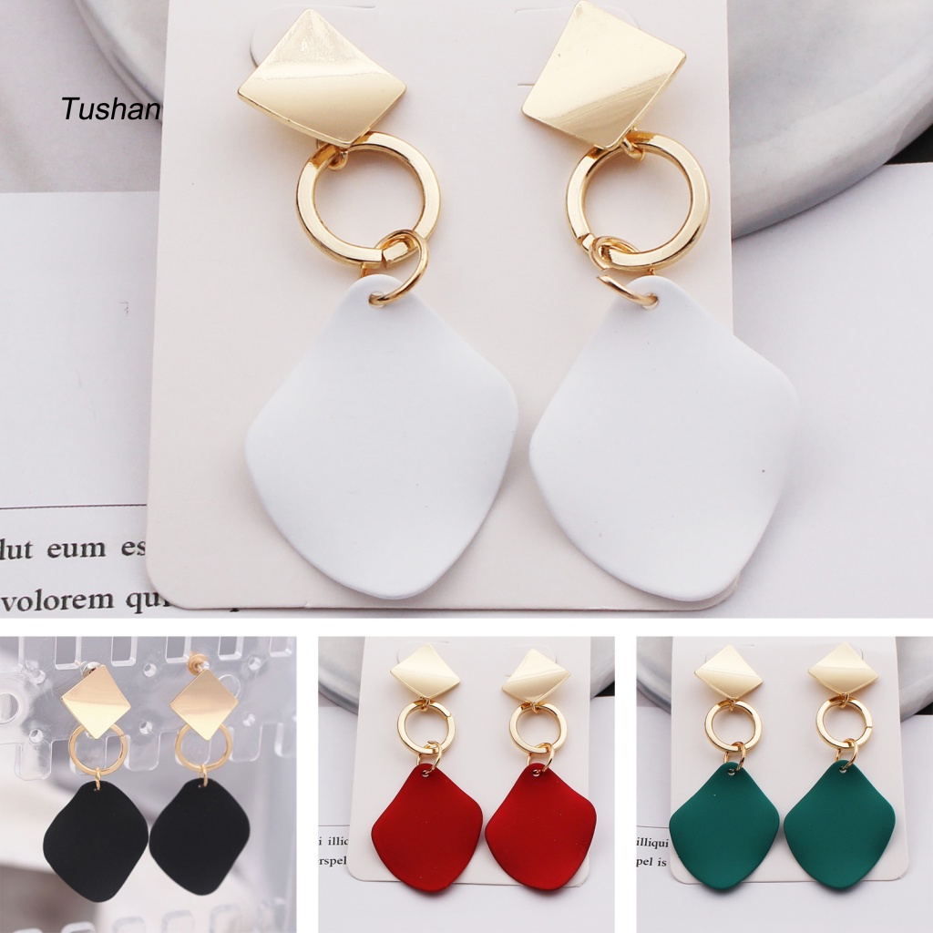 1 Đôi Khuyên Tai Hợp Kim Dáng Dài Họa Tiết Hình Thoi Màu Sắc Tương Phản Thời Trang