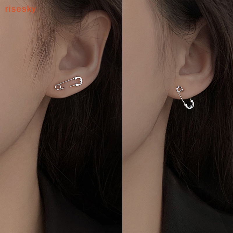 1 Đôi Bông Tai Hình Ghim Kẹp Giấy Màu Sắc Không Đồng Đều Phong Cách Gothic Dành Cho Nam Nữ