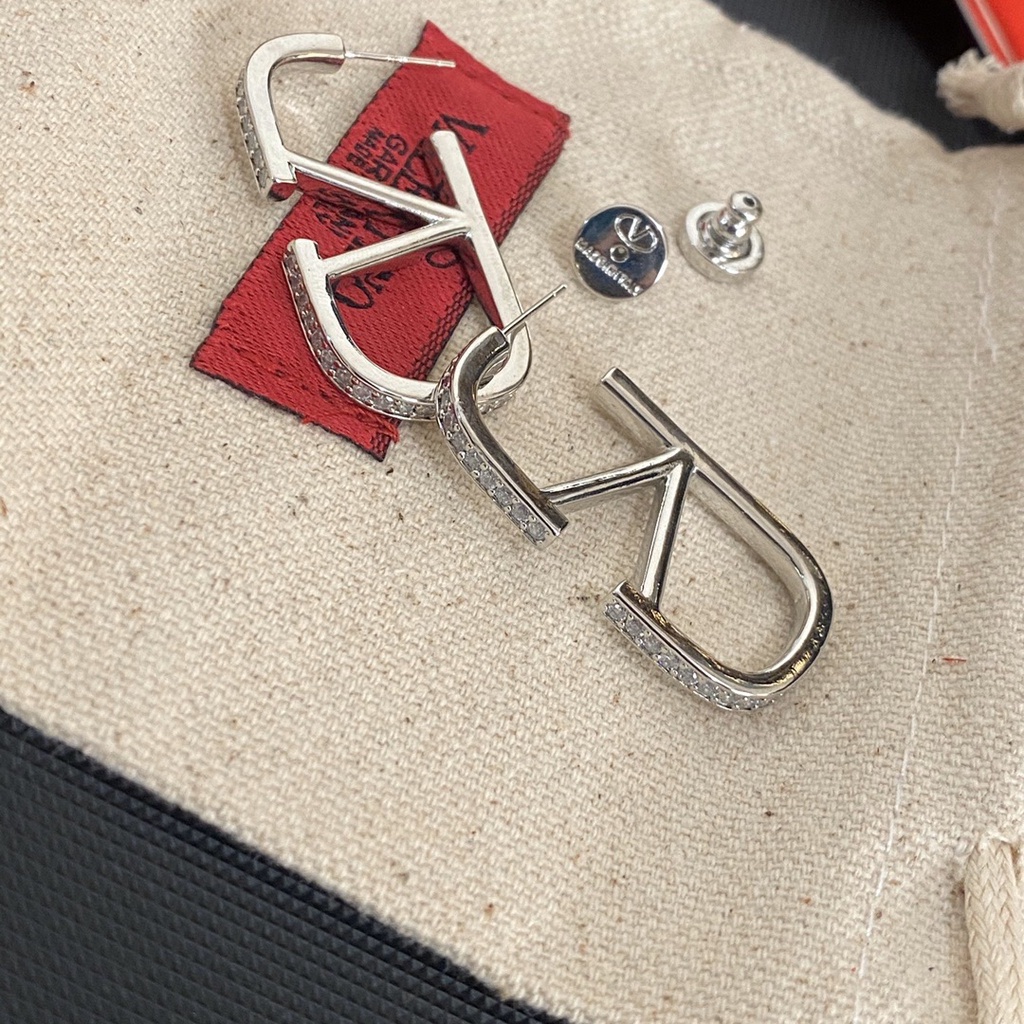 Bông Tai Dạng Vòng Chữ V Bằng Thép Titan Không Gỉ Chống Thấm Nước In Logo Valentino Thời Trang Cho Nữ