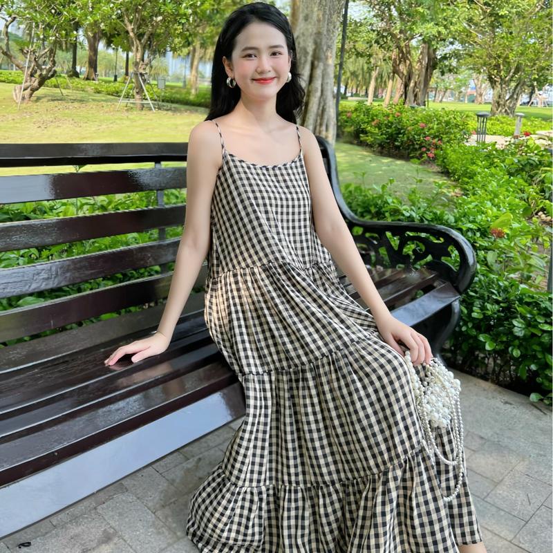 Váy Babydoll thiết kế 3 tầng họa tiết kẻ xinh xắn, chất liệụ thô phù hợp mùa hè
