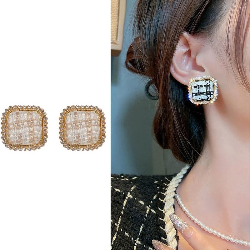 Bông tai caro vuông đính đá , khuyên tai phong cách hàn quốc cá tính sang chảnh