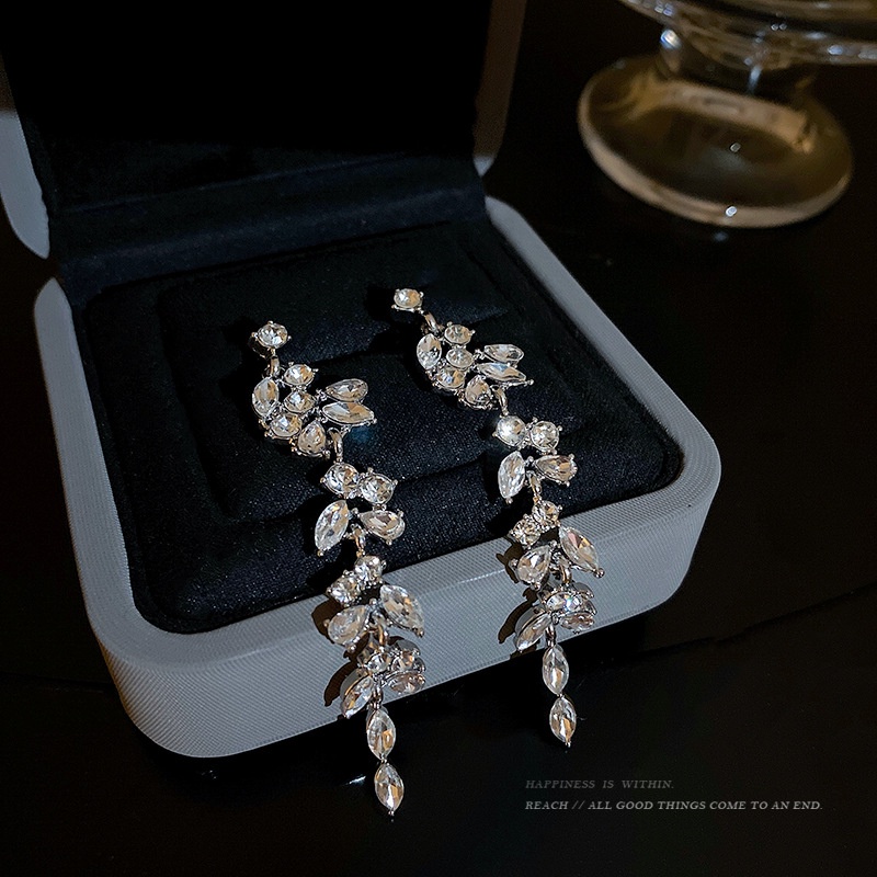 Bông Tai Dáng Dài Đính Đá Phối Tua Rua Thời Trang Sang Trọng Cho Nữ