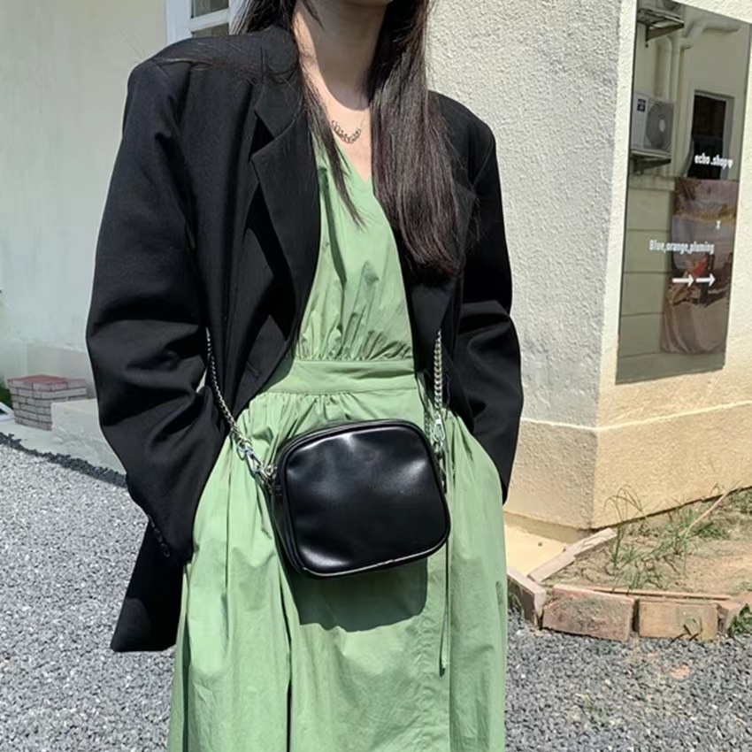 Túi Đeo Chéo Dáng Vuông Nhỏ Phối Dây Xích Thời Trang Cao Cấp Trẻ Trung