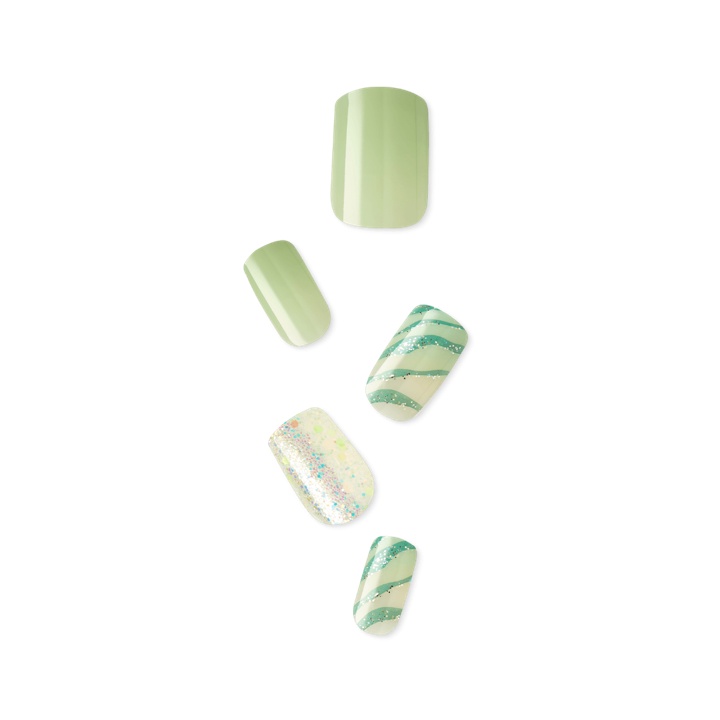 PRESS-ON MANICURE LIFE GOES ON