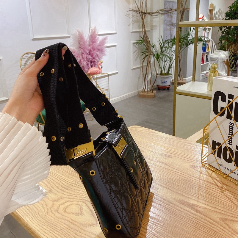 Túi Xách Dior 4017 Màu Trơn Phối Dây Xích Thời Trang Sang Trọng Cho Nữ