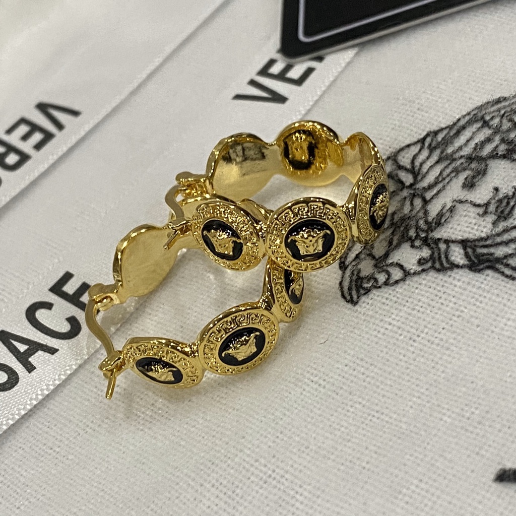 Khuyên Tai Vòng Bằng Thép Titan In Chữ VERSACE