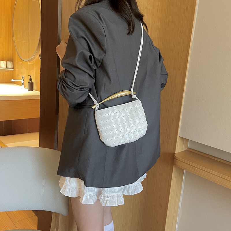 Túi Xách Đeo Vai Đan Hình Bán Nguyệt Cỡ Nhỏ Thời Trang Mới 2023