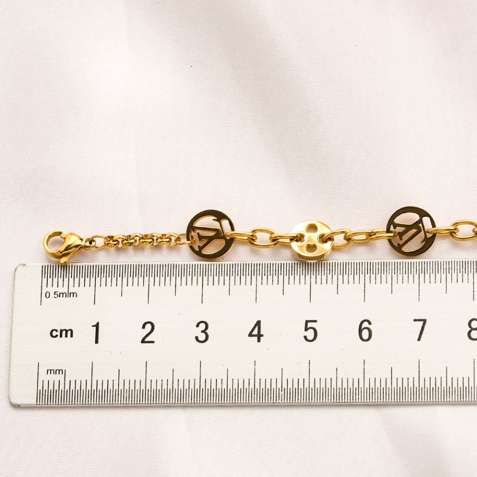 Vòng Tay louis vuitton Bằng Thép Titan Khắc Chữ lv monogram