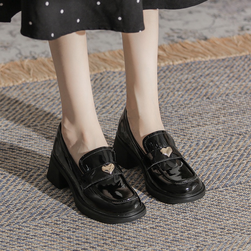 Giày da đen phong cách anh với khóa trái tim và gót chunky cho phụ nữ