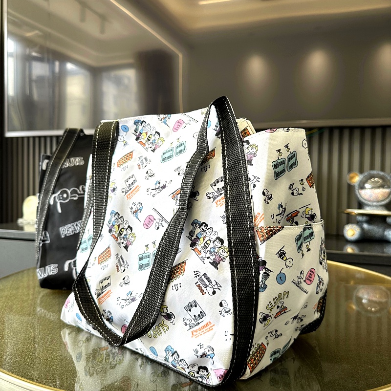 Túi Xách Đeo Vai Cỡ Lớn Chất Liệu Nilon Chống Thấm Nước In Hoạ Tiết Snoopy Xinh Xắn