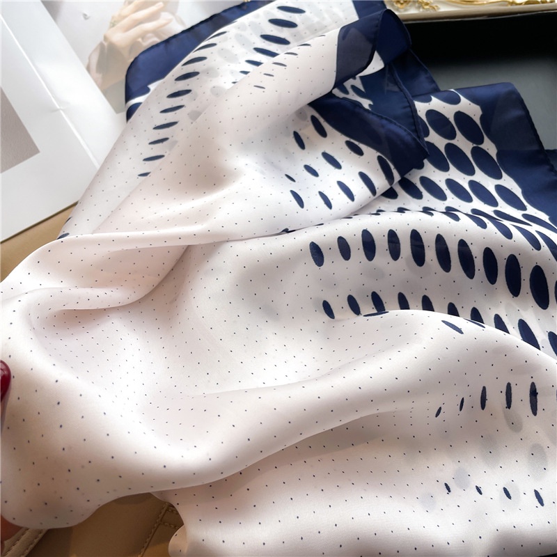 Khăn Choàng Cổ Hình Vuông 70X70Cm In Họa Tiết Chấm Bi Màu Gradient Thời Trang Xinh Xắn Cho Nữ