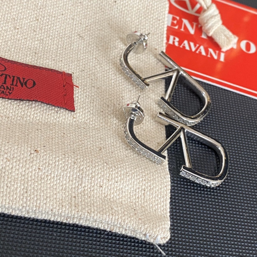 Bông Tai Dạng Vòng Chữ V Bằng Thép Titan Không Gỉ Chống Thấm Nước In Logo Valentino Thời Trang Cho Nữ