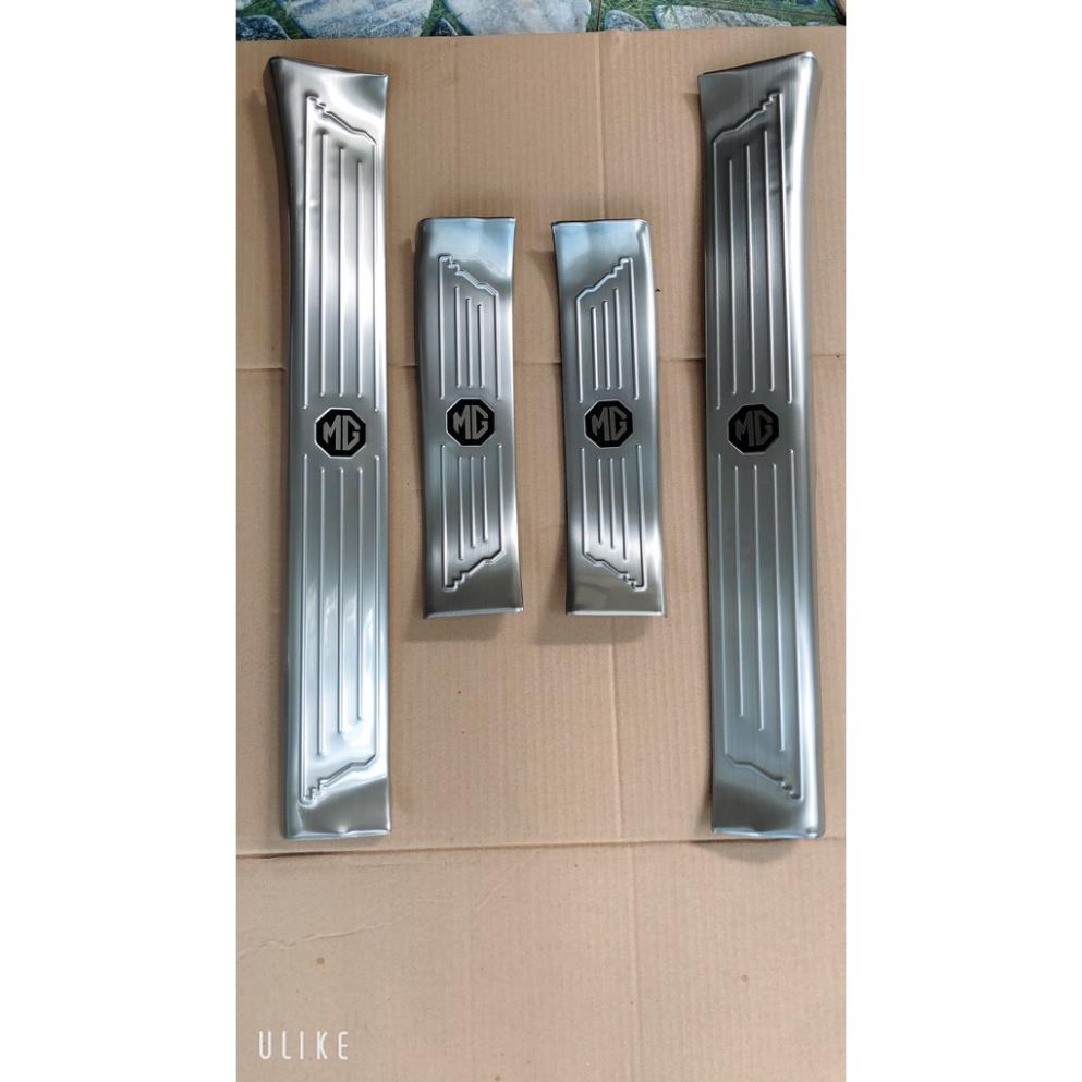 Ốp bậc cửa lên xuống ô tô MG ZS 2020 - 2022, 2 mẫu inox và titan vân sước
