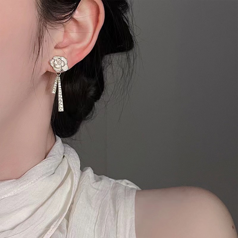Bông Tai Mạ Bạc 925 Dáng Dài Đính Hoa Trà Đính Đá Tua Rua Toàn Diện