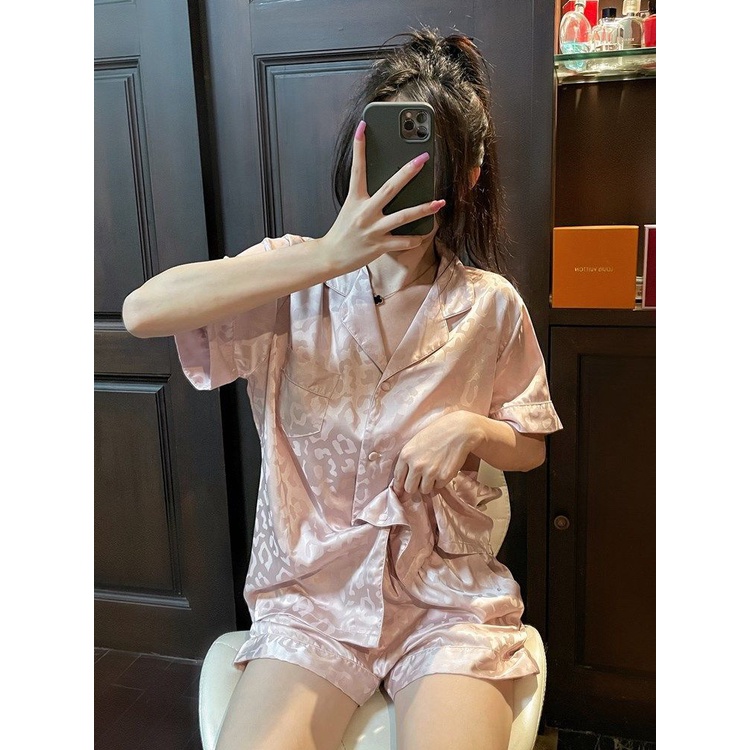 Bộ Đồ Ngủ Tay Ngắn Chất Lụa Lạnh Mỏng In Họa Tiết Da Báo Thời Trang Mùa Hè Xinh Xắn Cho Nữ