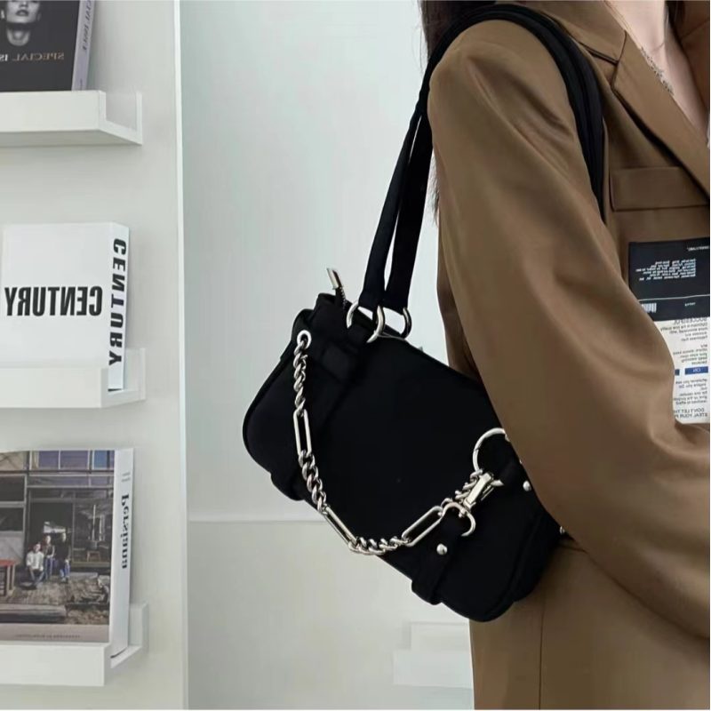 Túi Xách Đeo Dưới Cánh Tay Phối Dây Xích Mẫu Mới 2022 Niche Cho Nữ
