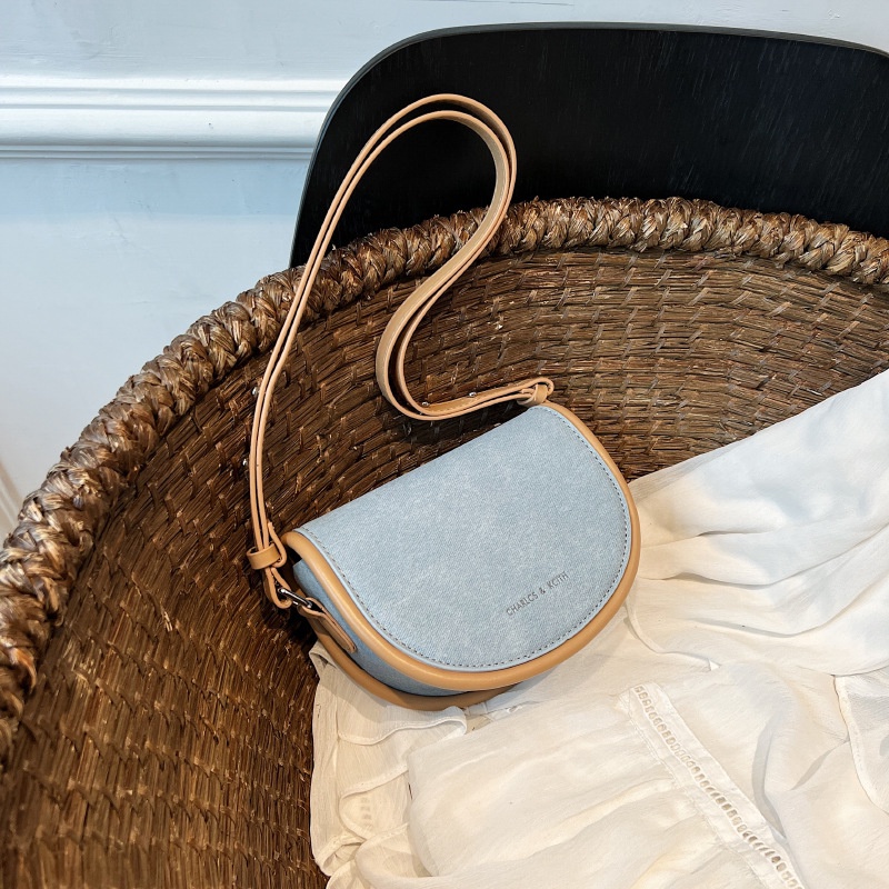 Áo Thun Nữ Lệch Vai In Chữ Phong Cách Hàn Quốc Mới