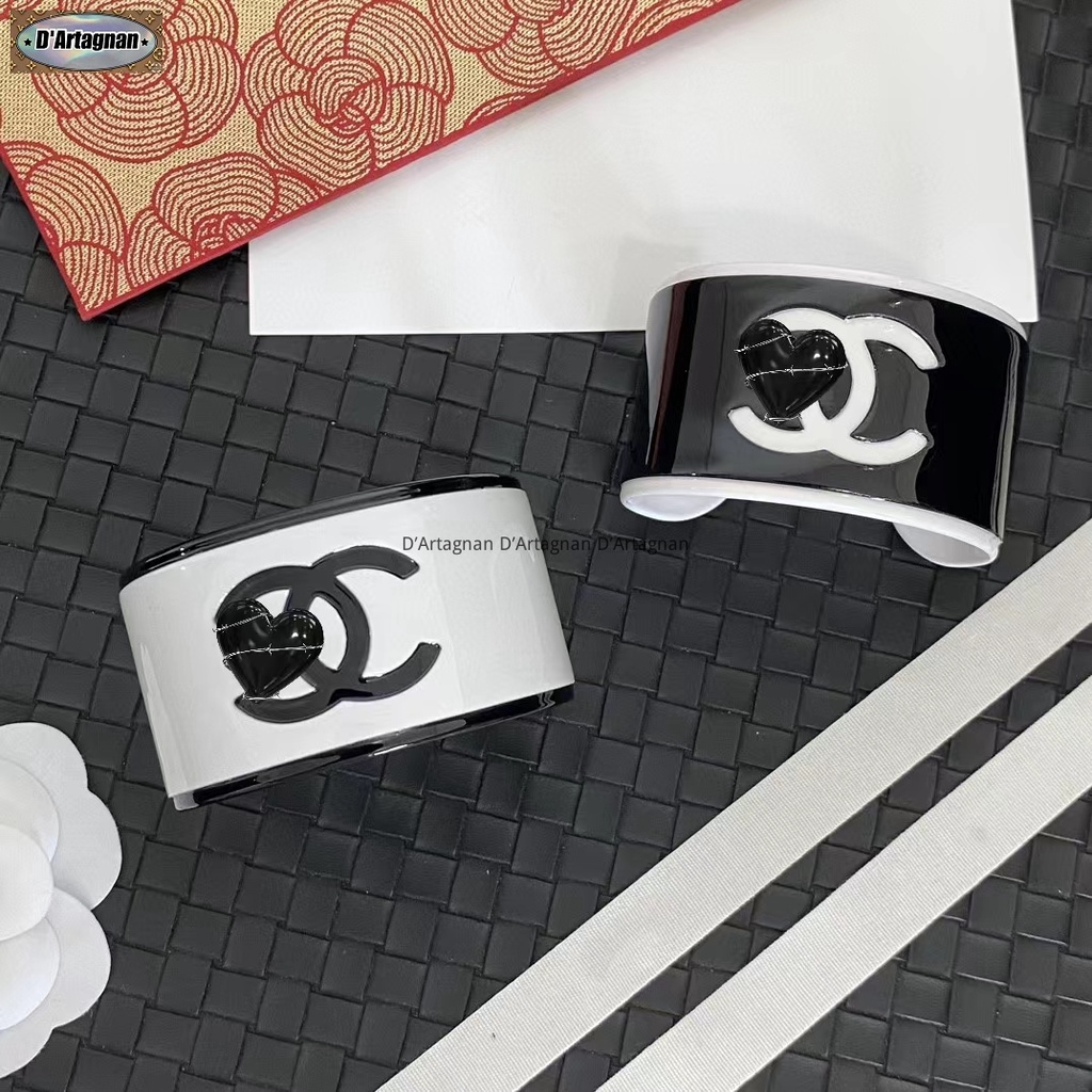 'Boutique Spot'cc Acrylic Bracelet Màu Đen Trắng Logo Rộng Vòng Đeo Tay Bằng Đồng Mạ Vàng Với Thép In Chất Lượng Cao Hàn Quốc 2023 Mới Tái Tạo Thanh Lịch Vintage Thời Trang Không Phai Vòng Đeo Tay Nữ Pw011