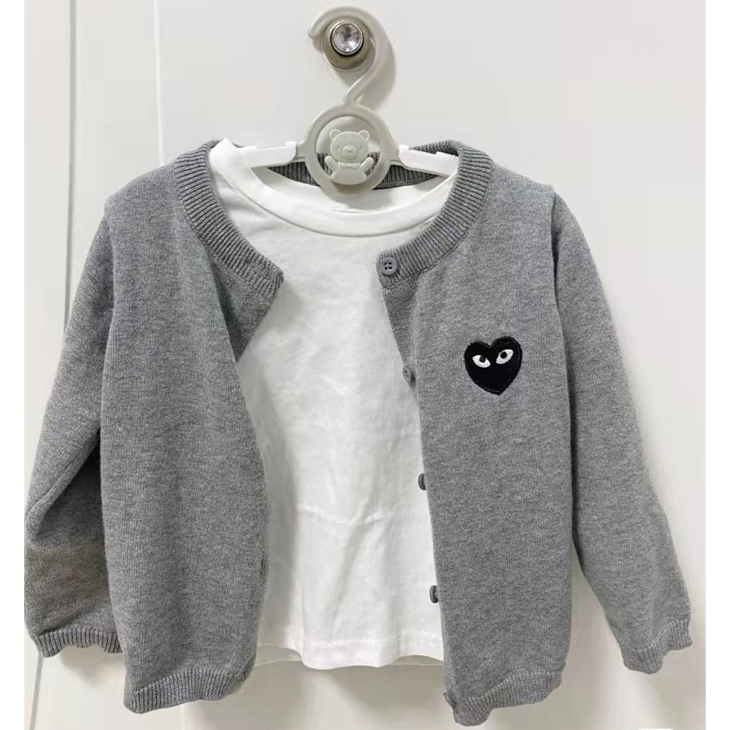 Mùa thu trẻ em đan cardigan màu xám mùa xuân và mùa thu áo len mới trẻ em trái tim yêu thương áo khoác trẻ em áo len trẻ em