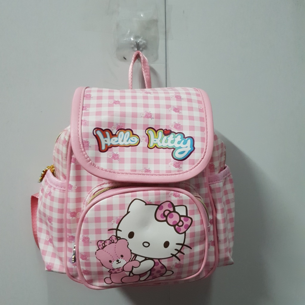 Ba lô da kitty  mềm QCCC Size nhỏ cho bé Mầm non mẫu giáo đi học đi chơi kích thước 25x30x10cm Haigiang3008-D26
