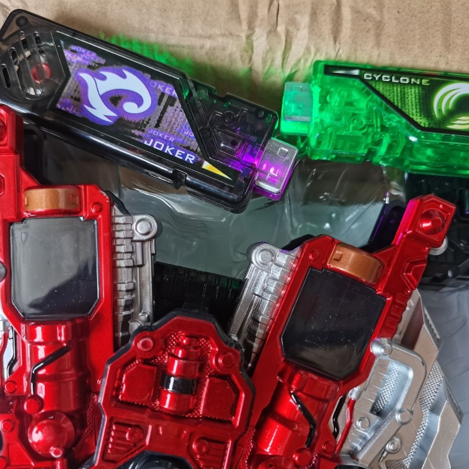 Mặt Nạ Kamen Rider W Henshin Ver. 20th DX Và Đai Biến Hình 6 Gaia Memories