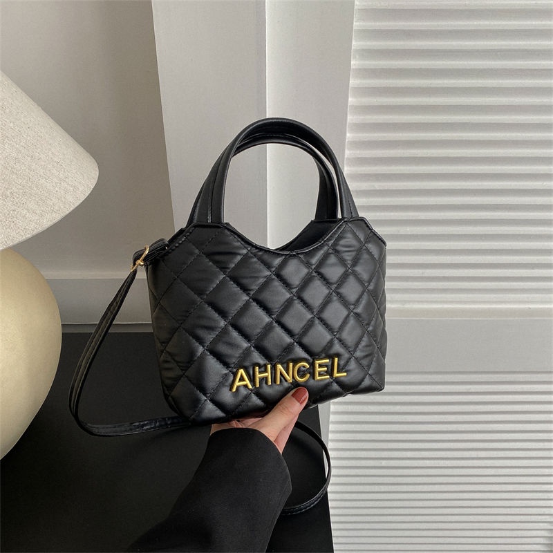 Túi Xách Bucket Đính Đá Phối Dây Xích Thời Trang Cao Cấp Dành Cho Nữ