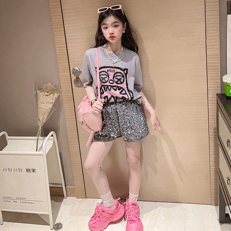 Bộ Áo Thun Tay Ngắn In Hoạt Hình + Quần Short Đính Kim Sa Phong Cách Phương Tây Dễ Thương Thời Trang Mùa Hè Cho Bé Gái