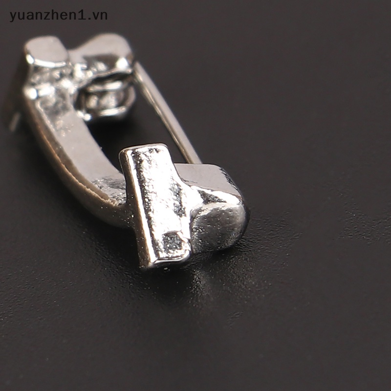 Ghim Cài Áo Hình Khuôn Mặt Chữ V Bằng Kim Loại Thời Trang