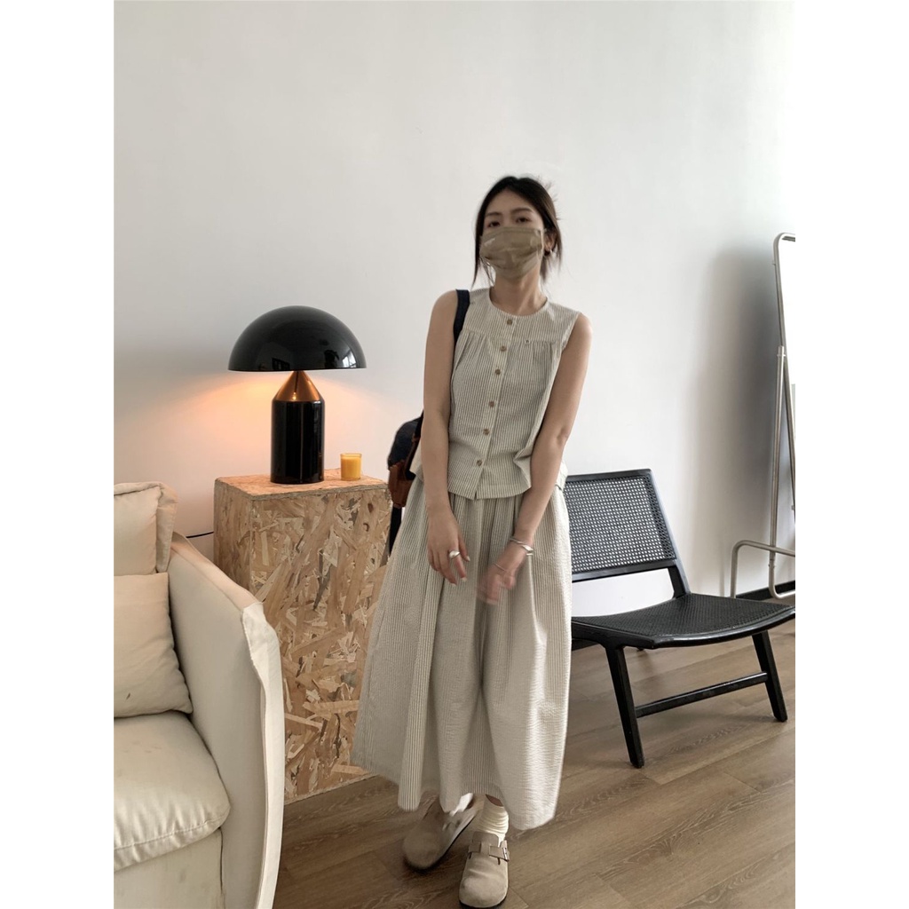 Bộ hai món gồm áo không tay + chân váy kẻ sọc xám trắng phong cách Pháp khí chất thời trang mùa hè cho nữ