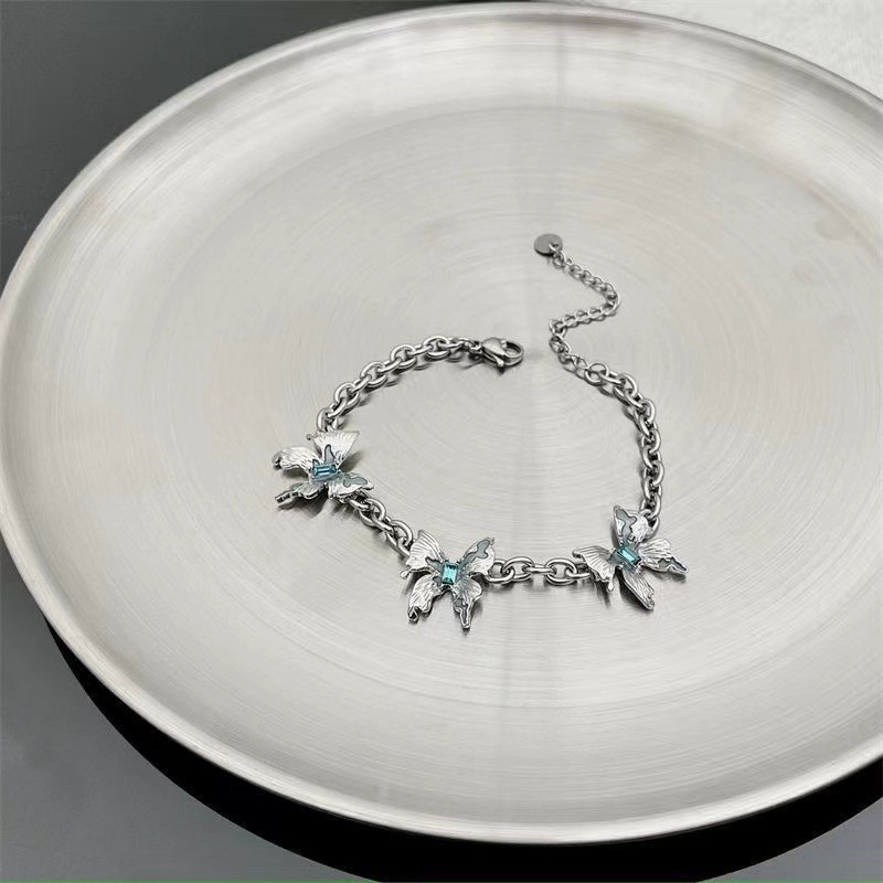 Vòng Tay Hình Bướm Màu Xanh Dương Nhạt Sang Trọng