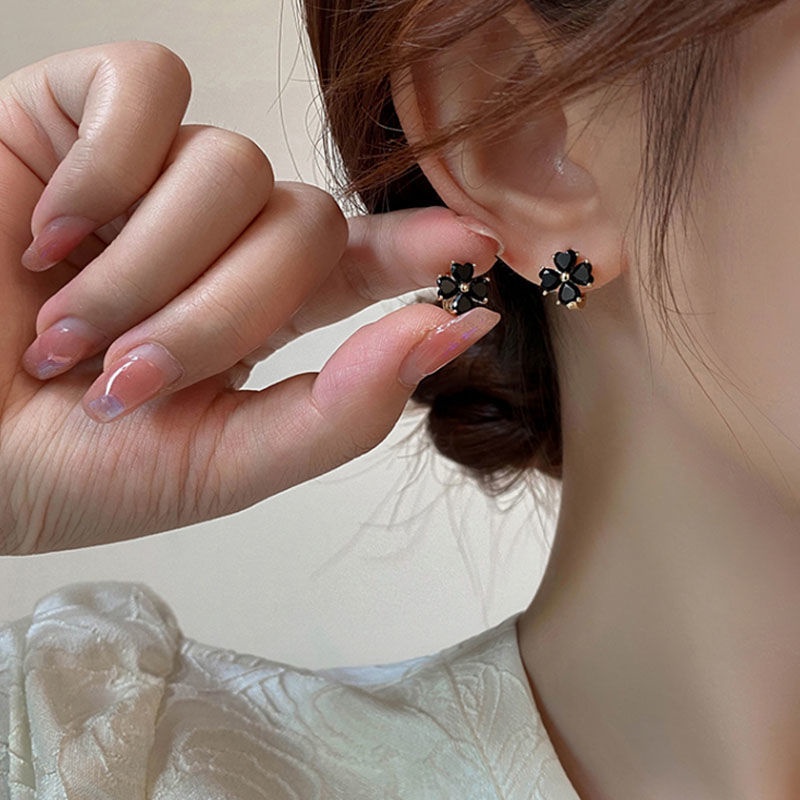 Bông Tai Bạc 925 Hình Cỏ Bốn Lá Màu Đen Nhẹ Nhàng Sang Trọng