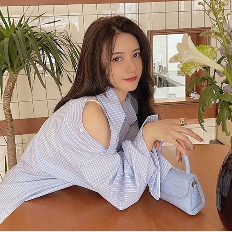 IELGY  Áo Sơ Mi Tay Dài Hở Vai Họa Tiết Kẻ Sọc Phong Cách Hàn Quốc Thời Trang Cho Nữ