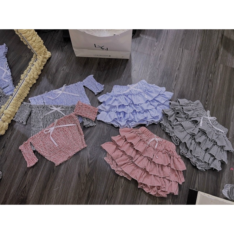 Set Bộ Caro Áo Croptop Nhún Bẹt Trễ Vai Đính Ruy Băng +  Quần Tầng alohashop91