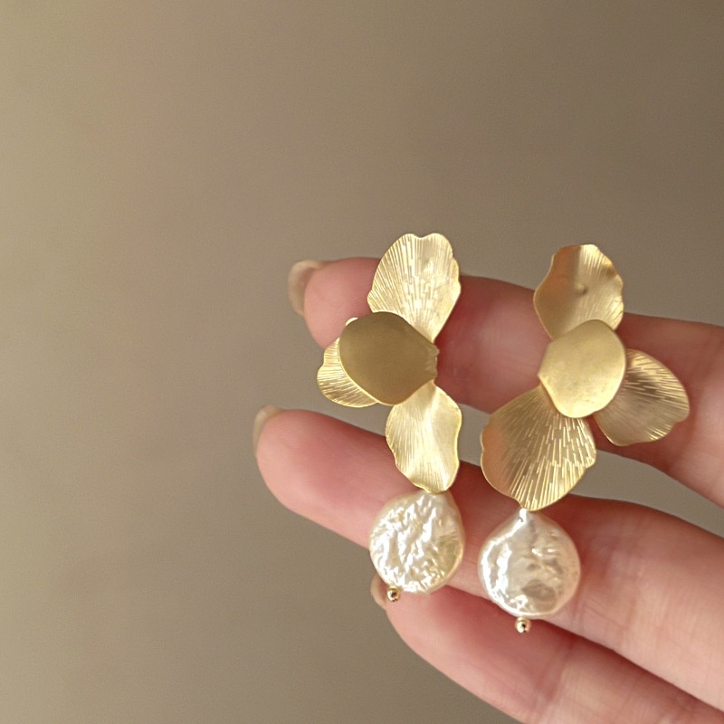 Bông Tai Hình Cánh Hoa Bằng Kim Loại Đính Ngọc Trai Sang Trọng Thời Trang Hàn Quốc